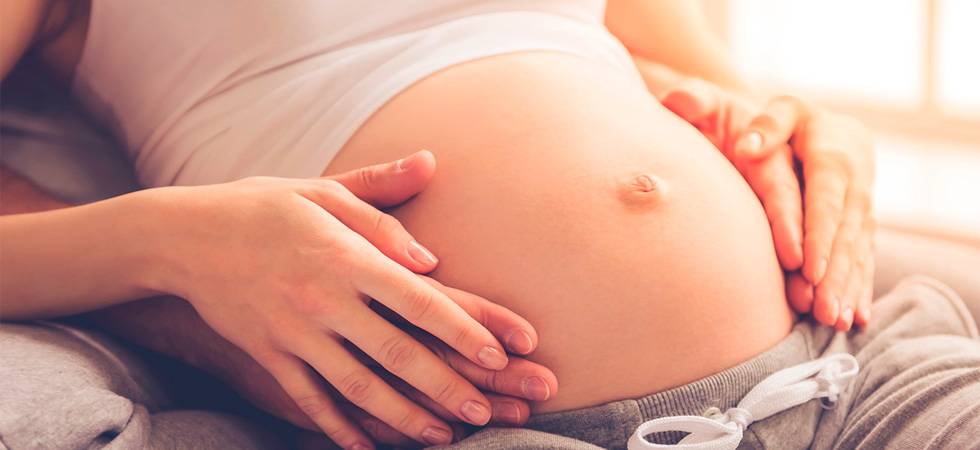 Почему болит пупок при беременности - фото